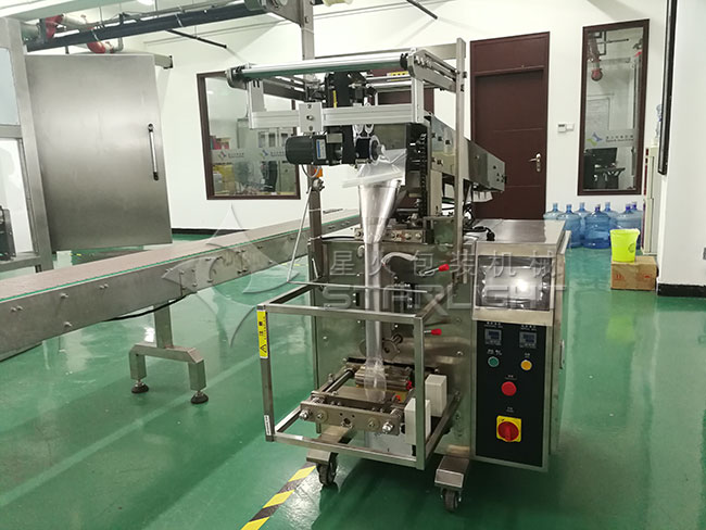 螺絲釘全自動包裝機(jī)整機(jī)廠房內(nèi)實拍